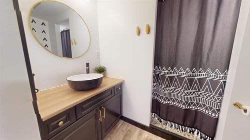 2620 3Rd Street, Cranbrook, BC - Indoor Photo Showing Bathroom