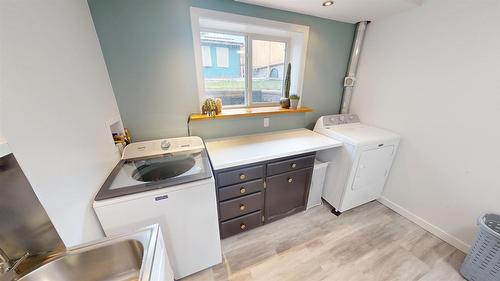 2620 3Rd Street, Cranbrook, BC - Indoor Photo Showing Laundry Room