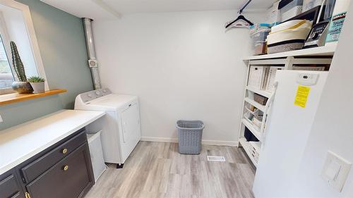 2620 3Rd Street, Cranbrook, BC - Indoor Photo Showing Laundry Room