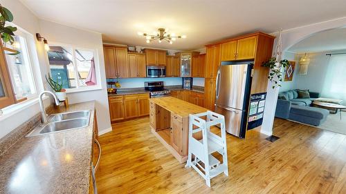 2620 3Rd Street, Cranbrook, BC - Indoor Photo Showing Kitchen With Double Sink