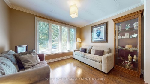 134 Hadrian Drive, Toronto, ON - Indoor Photo Showing Living Room