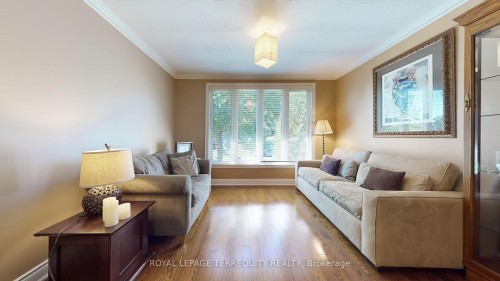 134 Hadrian Drive, Toronto, ON - Indoor Photo Showing Living Room