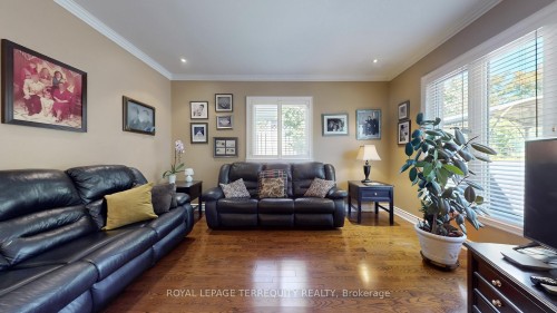134 Hadrian Drive, Toronto, ON - Indoor Photo Showing Living Room