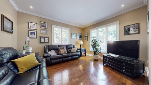 134 Hadrian Drive, Toronto, ON - Indoor Photo Showing Living Room