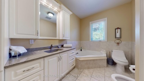 134 Hadrian Drive, Toronto, ON - Indoor Photo Showing Bathroom