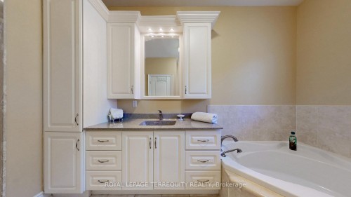 134 Hadrian Drive, Toronto, ON - Indoor Photo Showing Bathroom