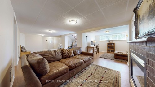 134 Hadrian Drive, Toronto, ON - Indoor Photo Showing Living Room