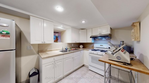 134 Hadrian Drive, Toronto, ON - Indoor Photo Showing Kitchen