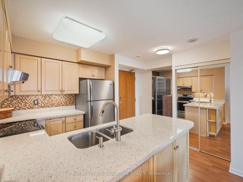 502-9 Northern Hts Drive, Richmond Hill, ON - Indoor Photo Showing Kitchen With Double Sink