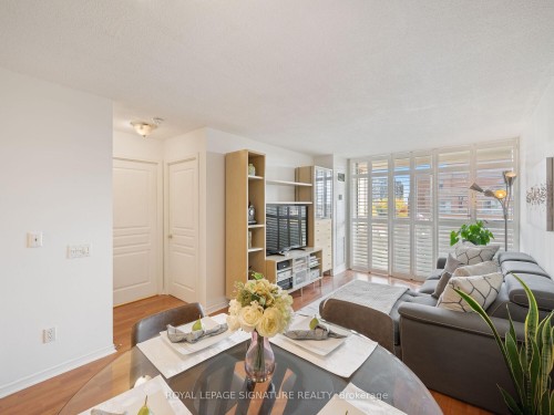 502-9 Northern Hts Drive, Richmond Hill, ON - Indoor Photo Showing Living Room