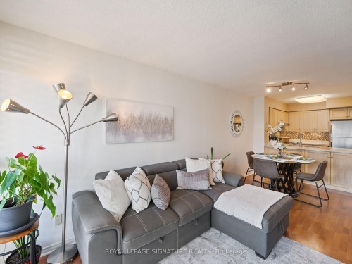 502-9 Northern Hts Drive, Richmond Hill, ON - Indoor Photo Showing Living Room