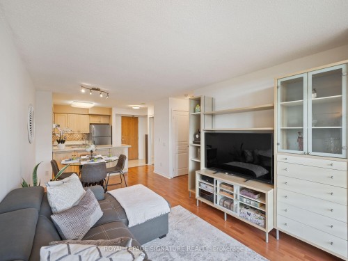 502-9 Northern Hts Drive, Richmond Hill, ON - Indoor Photo Showing Living Room