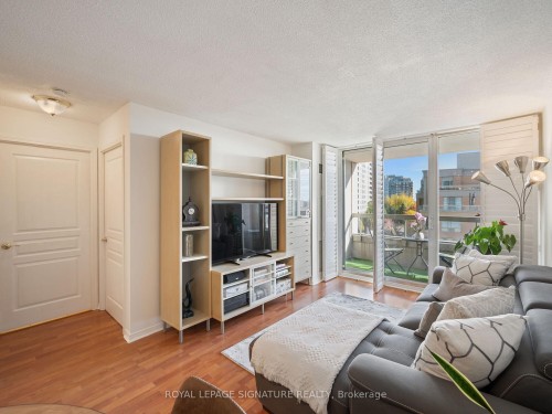 502-9 Northern Hts Drive, Richmond Hill, ON - Indoor Photo Showing Living Room