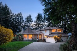 2832 Cadboro Bay Rd Oak Bay, BC V8R 5J9