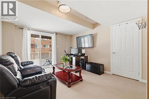 Living room with light carpet - 750 Lawrence Street Unit# 88, Cambridge, ON - Indoor Photo Showing Living Room
