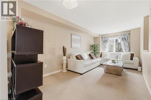 Carpeted living room featuring baseboards - 750 Lawrence Street Unit# 88, Cambridge, ON - Indoor Photo Showing Living Room