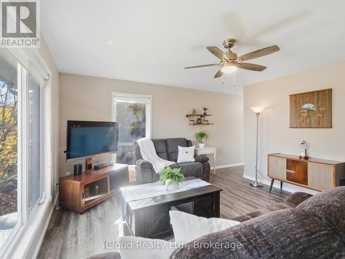 6 Springhill Road, Mckellar, ON - Indoor Photo Showing Living Room
