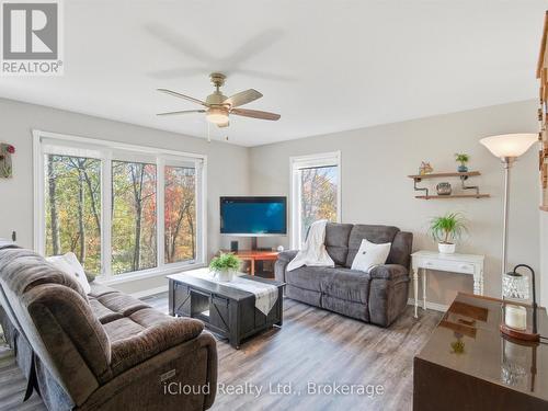 6 Springhill Road, Mckellar, ON - Indoor Photo Showing Living Room