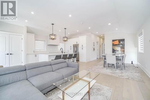 1371 Ogden Avenue, Mississauga, ON - Indoor Photo Showing Living Room