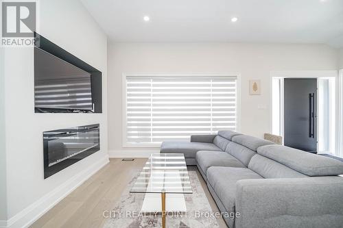 1371 Ogden Avenue, Mississauga, ON - Indoor Photo Showing Living Room With Fireplace