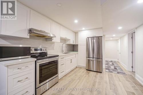 1371 Ogden Avenue, Mississauga, ON - Indoor Photo Showing Kitchen