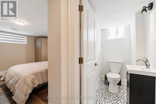 1371 Ogden Avenue, Mississauga, ON - Indoor Photo Showing Bathroom