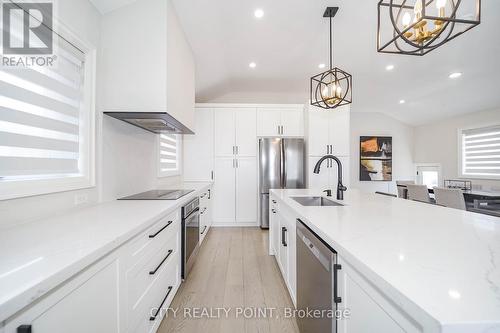 1371 Ogden Avenue, Mississauga, ON - Indoor Photo Showing Kitchen With Upgraded Kitchen