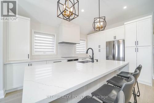1371 Ogden Avenue, Mississauga, ON - Indoor Photo Showing Kitchen With Upgraded Kitchen
