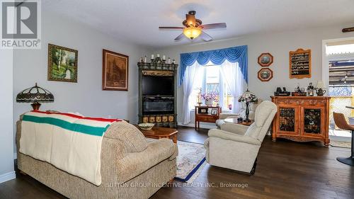 1012 Wright Drive, Midland, ON - Indoor Photo Showing Living Room