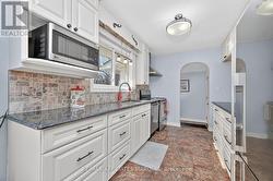 Lovely galley kitchen - 