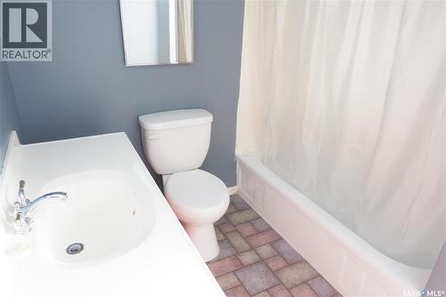 405 4Th Avenue E, Assiniboia, SK - Indoor Photo Showing Bathroom