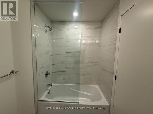 2005 - 8 Interchange Way, Vaughan, ON - Indoor Photo Showing Bathroom