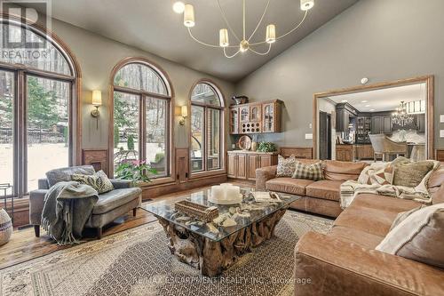 82 Maple Drive, Hamilton, ON - Indoor Photo Showing Living Room