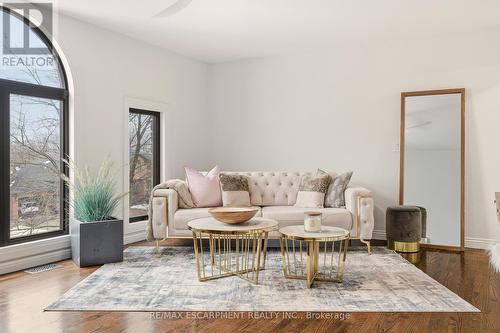 82 Maple Drive, Hamilton, ON - Indoor Photo Showing Living Room