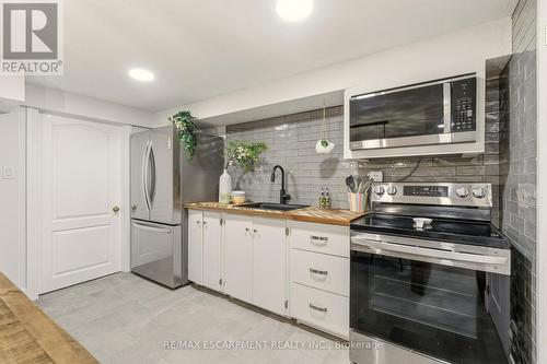 82 Maple Drive, Hamilton, ON - Indoor Photo Showing Kitchen