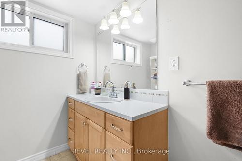 26 Wiltshire Drive, Brantford, ON - Indoor Photo Showing Bathroom