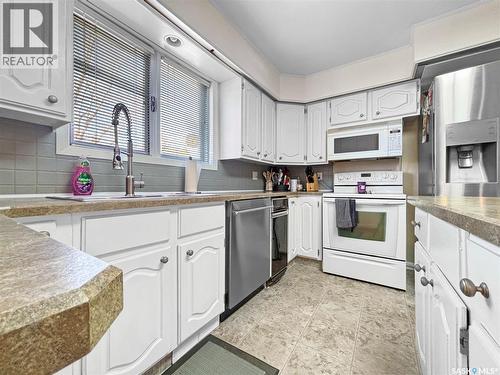 302 Nokomis Place, Saskatoon, SK - Indoor Photo Showing Kitchen