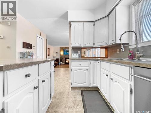 302 Nokomis Place, Saskatoon, SK - Indoor Photo Showing Kitchen