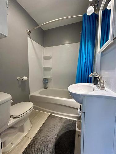 724 Second Avenue, Carberry, MB - Indoor Photo Showing Bathroom