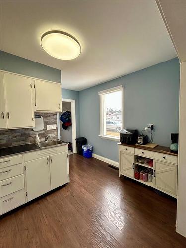 724 Second Avenue, Carberry, MB - Indoor Photo Showing Kitchen