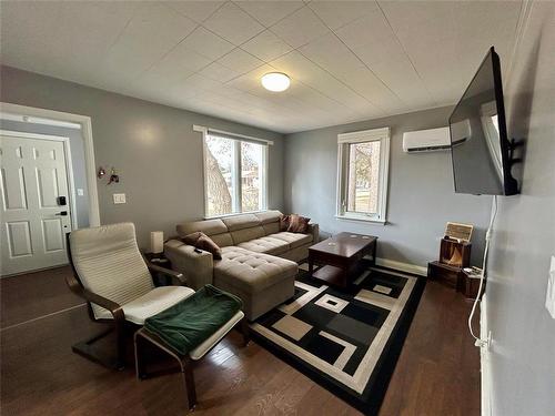 724 Second Avenue, Carberry, MB - Indoor Photo Showing Living Room