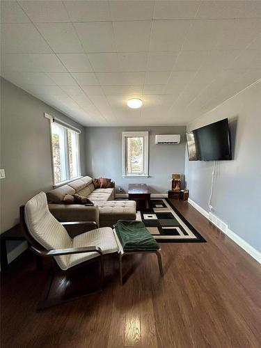 724 Second Avenue, Carberry, MB - Indoor