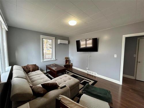724 Second Avenue, Carberry, MB - Indoor Photo Showing Living Room