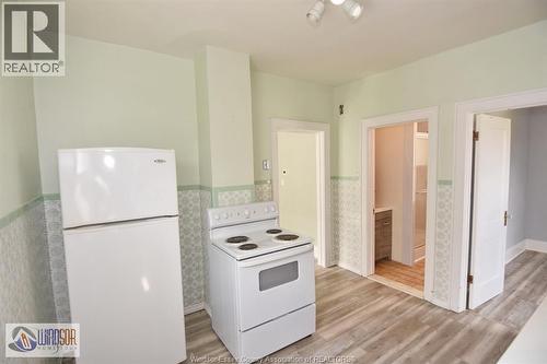 558 Elm, Windsor, ON - Indoor Photo Showing Kitchen