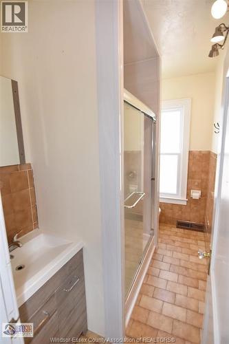 558 Elm, Windsor, ON - Indoor Photo Showing Bathroom