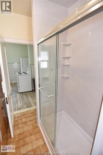 558 Elm, Windsor, ON - Indoor Photo Showing Bathroom