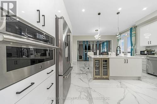 93 Trail Boulevard, Springwater, ON - Indoor Photo Showing Kitchen With Upgraded Kitchen