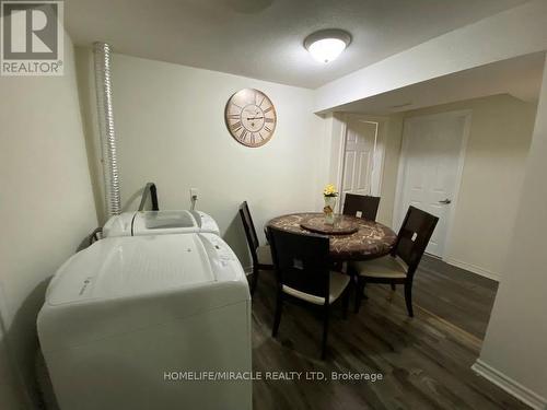 5237 Floral Hill Crescent, Mississauga, ON - Indoor Photo Showing Dining Room