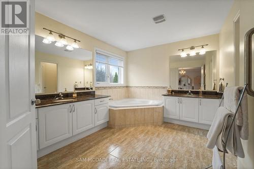 3352 Erin Centre Boulevard, Mississauga, ON - Indoor Photo Showing Bathroom
