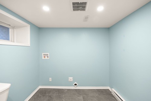 Bathroom - 4395 Rue Breton, Montréal (Pierrefonds-Roxboro), QC - Indoor Photo Showing Other Room